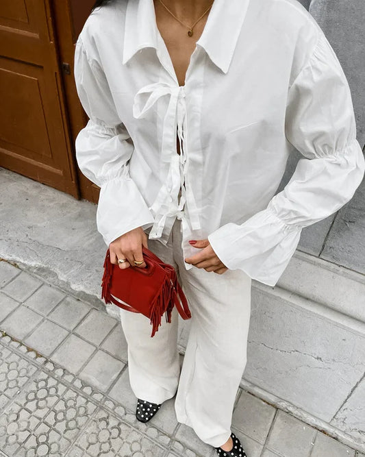 Chemise blanche à liens et manches froncées – Élégance & Féminité