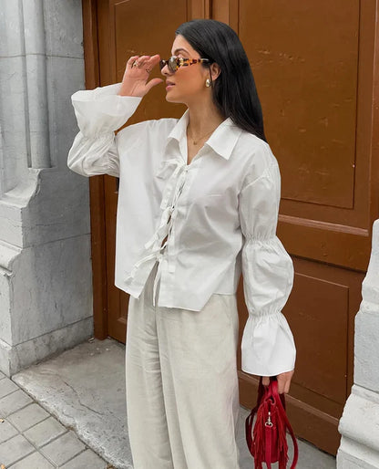 Chemise blanche à liens et manches froncées – Élégance & Féminité